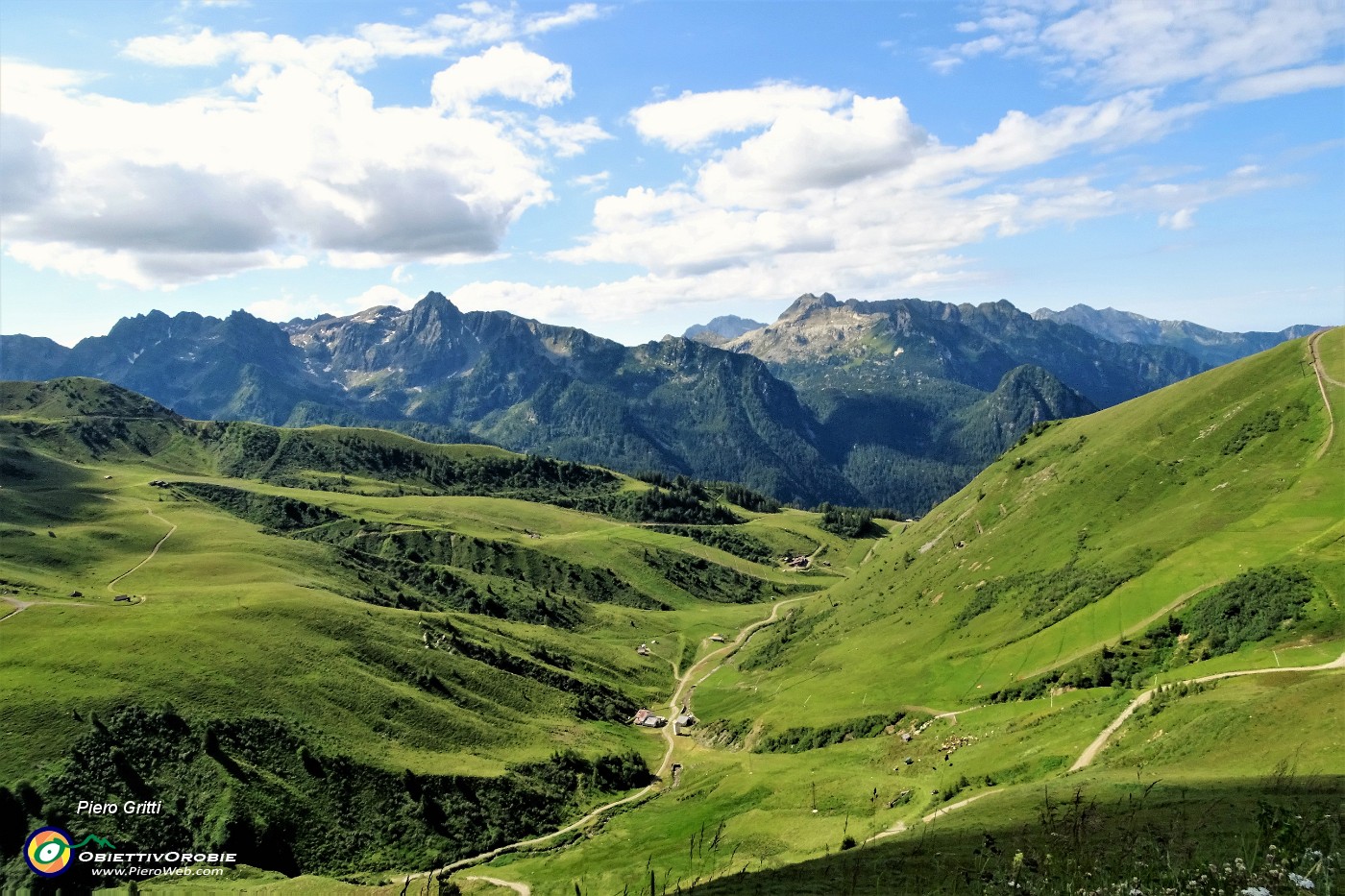 15 Vista sulla Valle di Carisole e verso i monti dei Laghi Gemelli.JPG